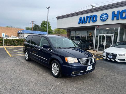 Used 2015 Chrysler Town & Country Touring w/ Driver Convenience Group FWD image 3