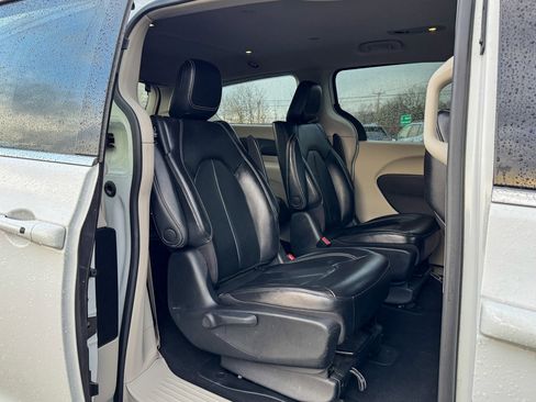 Used 2022 Chrysler Pacifica Touring-L image 11