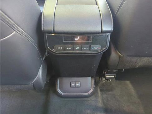Used 2022 Toyota Highlander XLE image 19