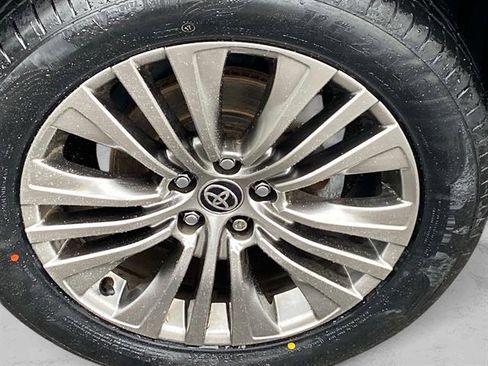 Used 2022 Toyota Venza LE image 28