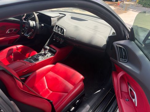 Used 2018 Audi R8 V10 w/ Premium Package RWD image 8