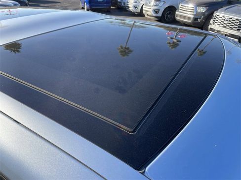 Used 2018 Land Rover Discovery SE image 8