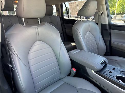 Used 2023 Toyota Highlander XLE FWD image 35