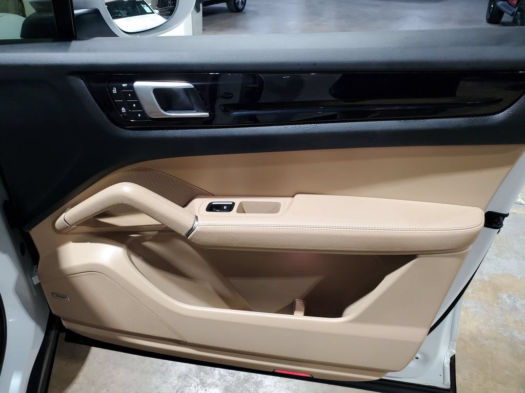 Used 2022 Porsche Cayenne AWD/4WD image 17