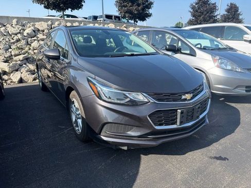 Used 2017 Chevrolet Cruze LT FWD image 3