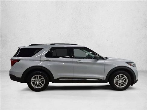 Used 2025 Ford Explorer Active w/ Active Comfort Package RWD image 4