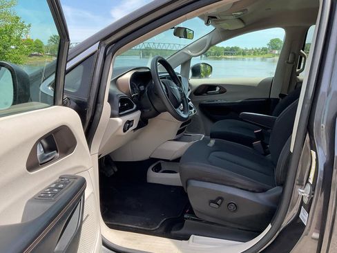 Used 2018 Chrysler Pacifica LX FWD image 6