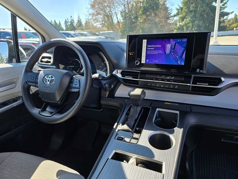 Certified 2025 Toyota Sienna LE image 12