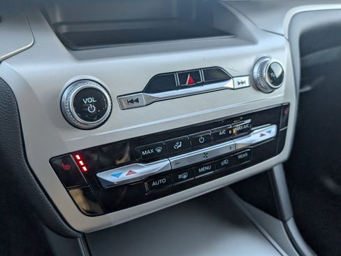 Used 2023 Ford Explorer XLT image 17