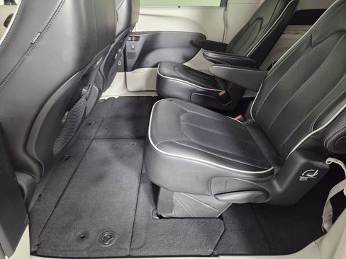 Certified 2024 Chrysler Pacifica Limited image 25