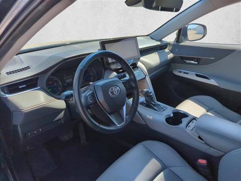 Used 2024 Toyota Venza XLE AWD/4WD image 8