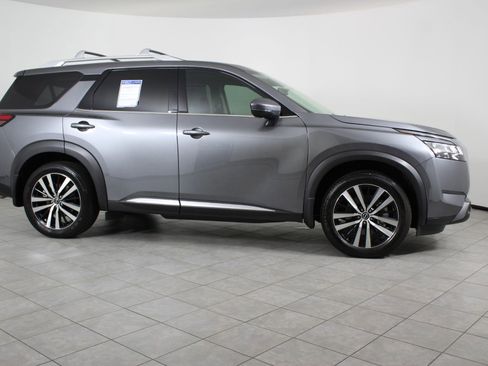 Used 2024 Nissan Pathfinder Platinum image 8