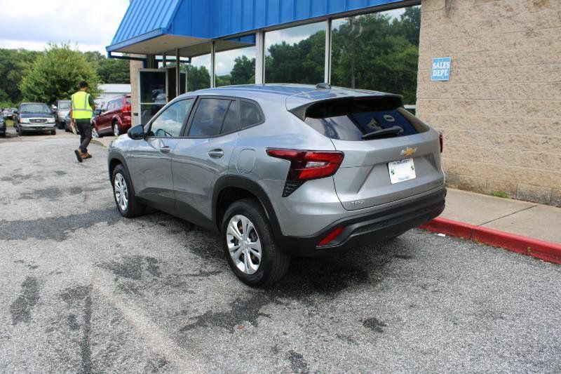 Used 2024 Chevrolet Trax LS FWD image 4