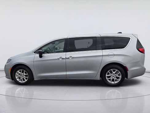 Used 2024 Chrysler Pacifica Touring-L FWD image 3