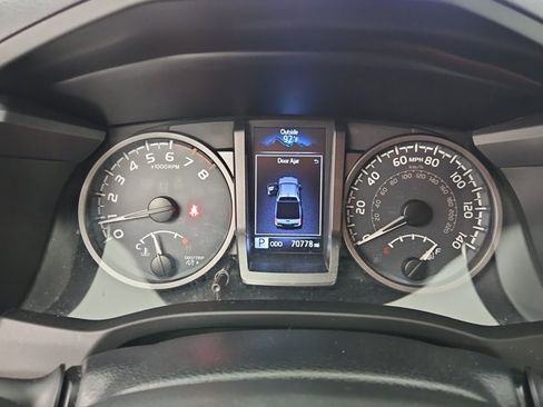 Used 2018 Toyota Tacoma TRD Sport image 19