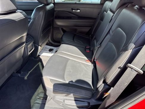 Used 2023 Nissan Pathfinder SL image 12