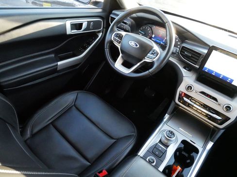 Used 2023 Ford Explorer XLT w/ Equipment Group 202A image 9