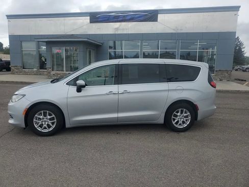 Used 2022 Chrysler Voyager LX FWD image 2