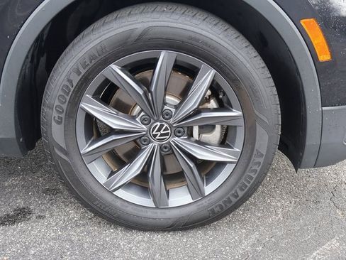 Certified 2022 Volkswagen Tiguan SE w/ Panoramic Sunroof Package image 9