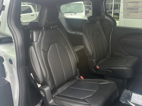 New 2026 Chrysler Pacifica Select image 11