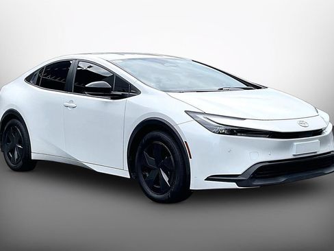 Used 2023 Toyota Prius LE FWD image 2