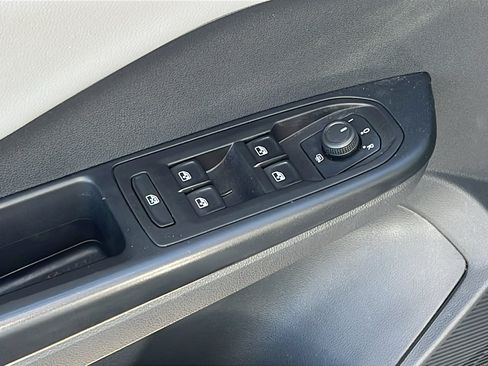 Used 2023 Volkswagen Taos SE image 12