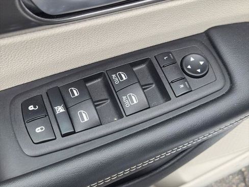Used 2024 Chrysler Pacifica Limited FWD image 18