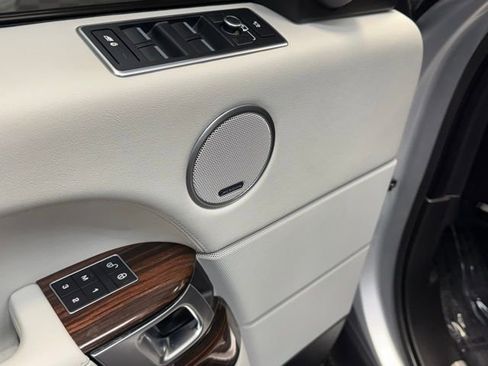 Used 2017 Land Rover Range Rover HSE image 13