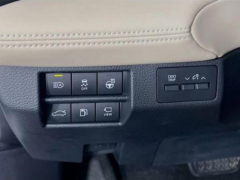 Used 2020 Toyota Avalon Limited image 12