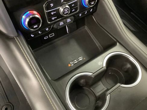 Used 2023 GMC Yukon XL SLT image 24