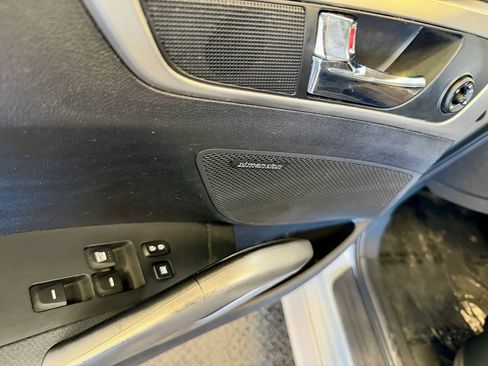 Used 2013 Hyundai Veloster RE:MIX Edition FWD image 11
