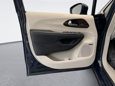 Used 2022 Chrysler Pacifica Limited AWD/4WD image 9