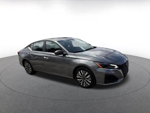 Used 2025 Nissan Altima 2.5 SV FWD image 2