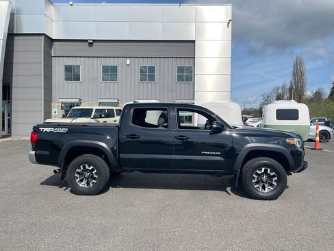 Used 2018 Toyota Tacoma TRD Off-Road AWD/4WD image 6