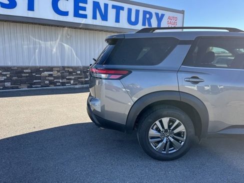 Used 2024 Nissan Pathfinder SV image 11