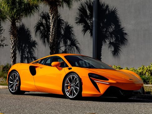 Used 2025 McLaren Artura RWD image 3