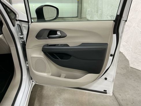 Used 2023 Chrysler Pacifica Touring-L image 29