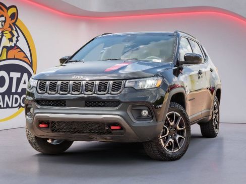 Used 2025 Jeep Compass Trailhawk image 1