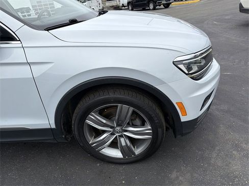 Used 2018 Volkswagen Tiguan SEL Premium image 2