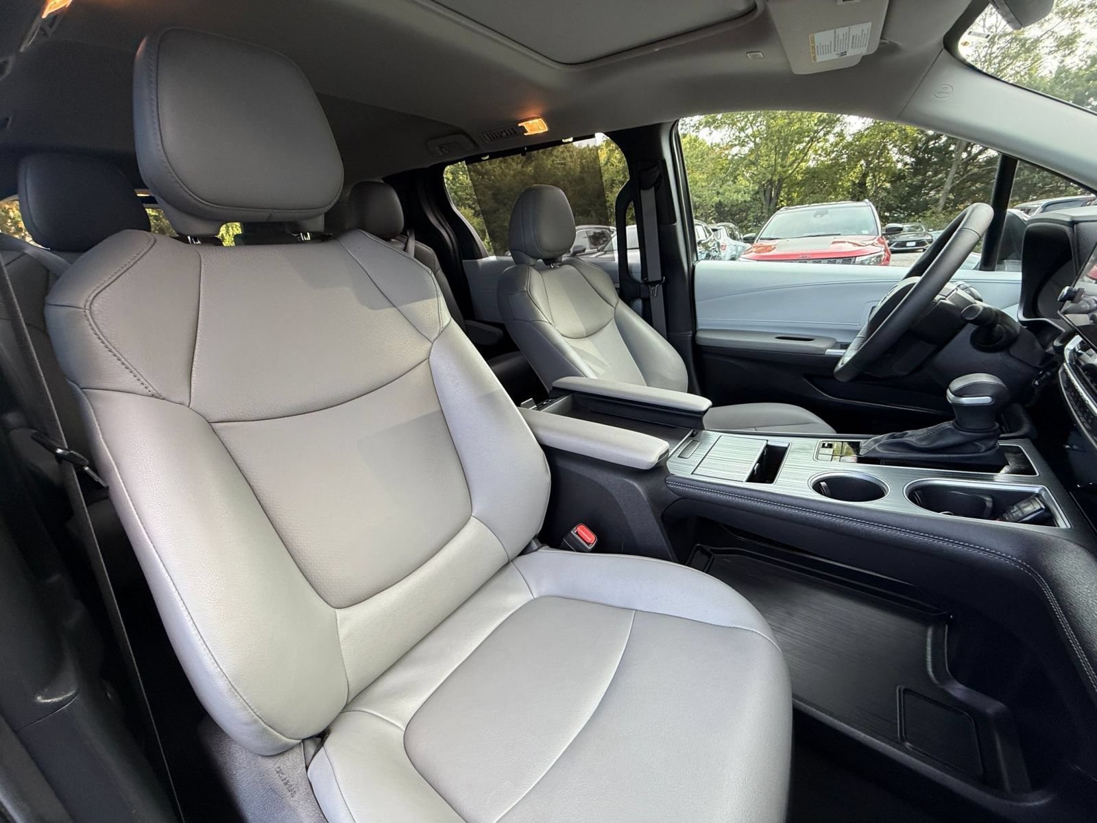 Used 2025 Toyota Sienna XLE FWD image 38