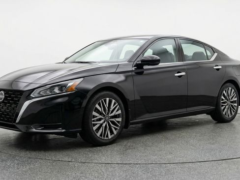 Used 2025 Nissan Altima 2.5 SV FWD image 3