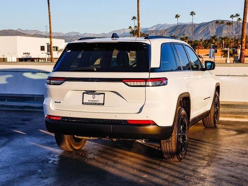 New 2025 Jeep Grand Cherokee Altitude image 9
