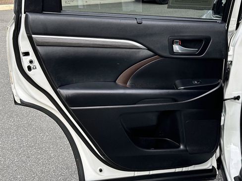 Used 2019 Toyota Highlander Limited image 14
