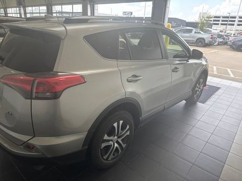 Used 2018 Toyota RAV4 LE FWD image 5