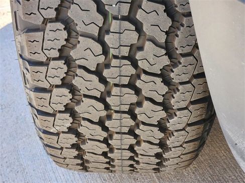 New 2024 Land Rover Defender 110 S image 11