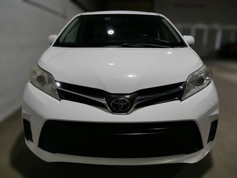 Used 2018 Toyota Sienna LE FWD image 2