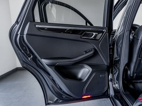 Certified 2025 Porsche Macan image 34