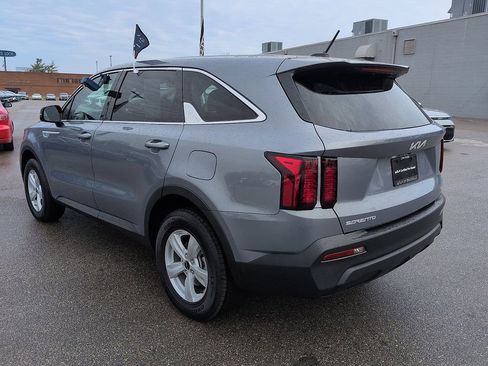 Used 2023 Kia Sorento LX image 5