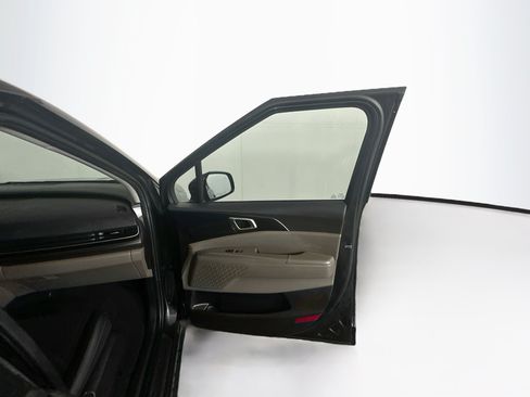 Used 2025 Kia Carnival FWD image 33