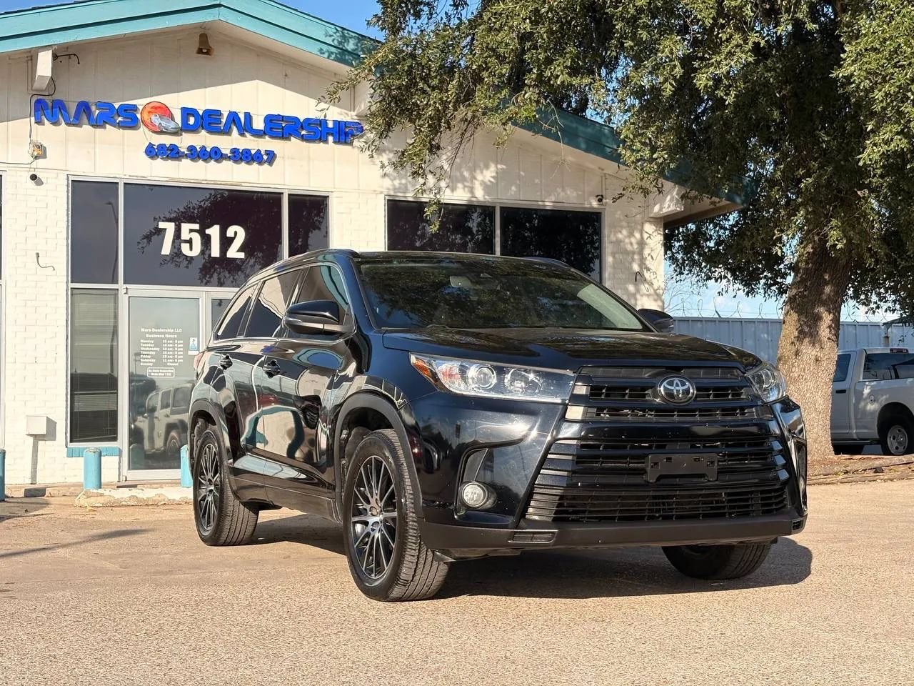 Used 2018 Toyota Highlander SE FWD image 1